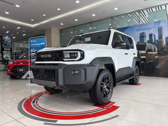 land-cruiser-fj-vs-ford-everest-1.jpg