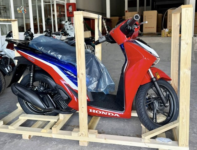 Honda SH phiên bản mới đẹp long lanh đã cập bến đại lý Việt: Có màn hình TFT, ABS 2 kênh và HSTC, giá rẻ ảnh 2