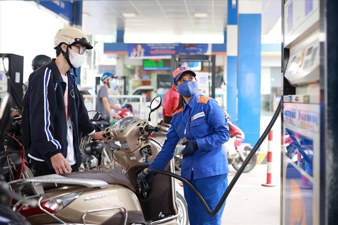 Giá xăng dầu chiều nay 10/10: E5 RON 92 và E10 RON 95 cao hơn đáy 8.500 đồng/lít, dầu 'về bờ', giá đầy bình ô tô Mazda ảnh 1