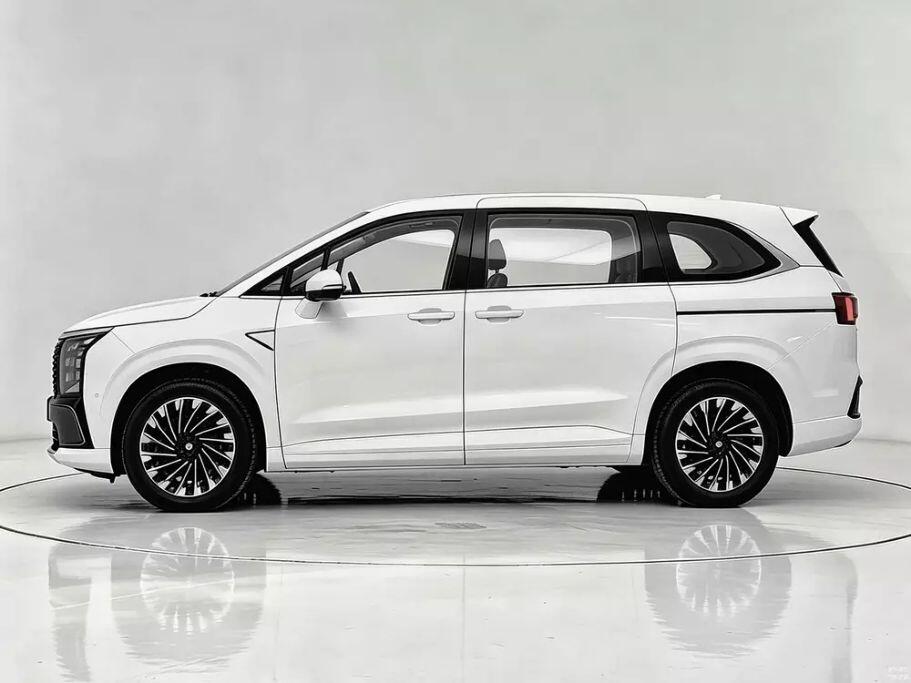 Tổng thể thiết kế mang nhiều nét tương đồng với phong cách của Hyundai Staria.