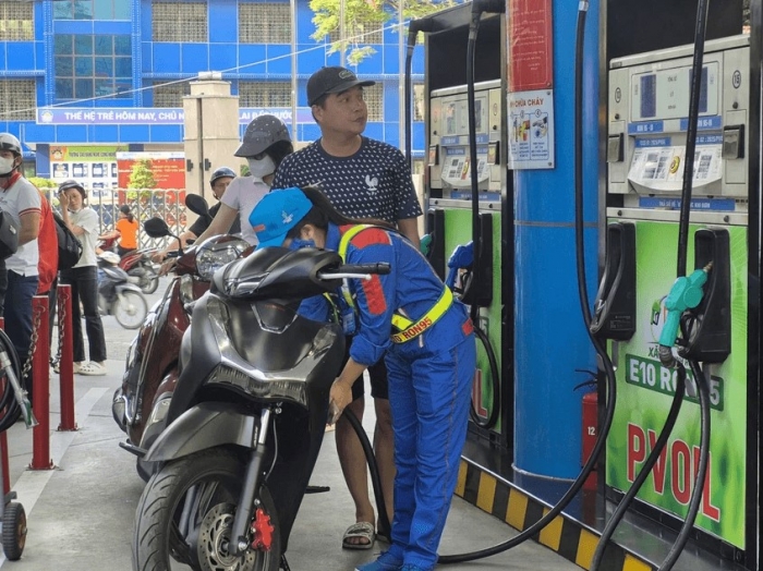 Giá xăng dầu hôm nay 28/9: E10 RON 95 và E5 RON 92 khả năng cao về 22.000 đồng/lít từ tuần này? Giá đầy bình xe ga 125cc ảnh 1