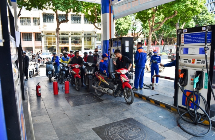 Giá xăng dầu chiều 6/10: RON 92 và E10 RON 95 đã qua 5 kỳ tăng, có thể về 20.000 đồng/lít? Giá đầy bình xe côn tay 150cc ảnh 1
