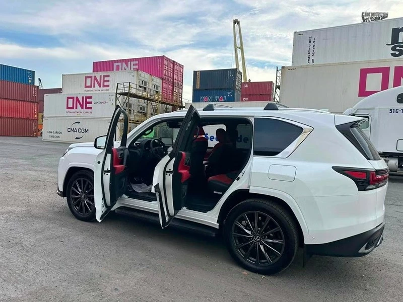 Không gian nội thất của Lexus LX 700h cũng được xây dựng theo hướng năng động với tông màu đen - đỏ chủ đạo.
