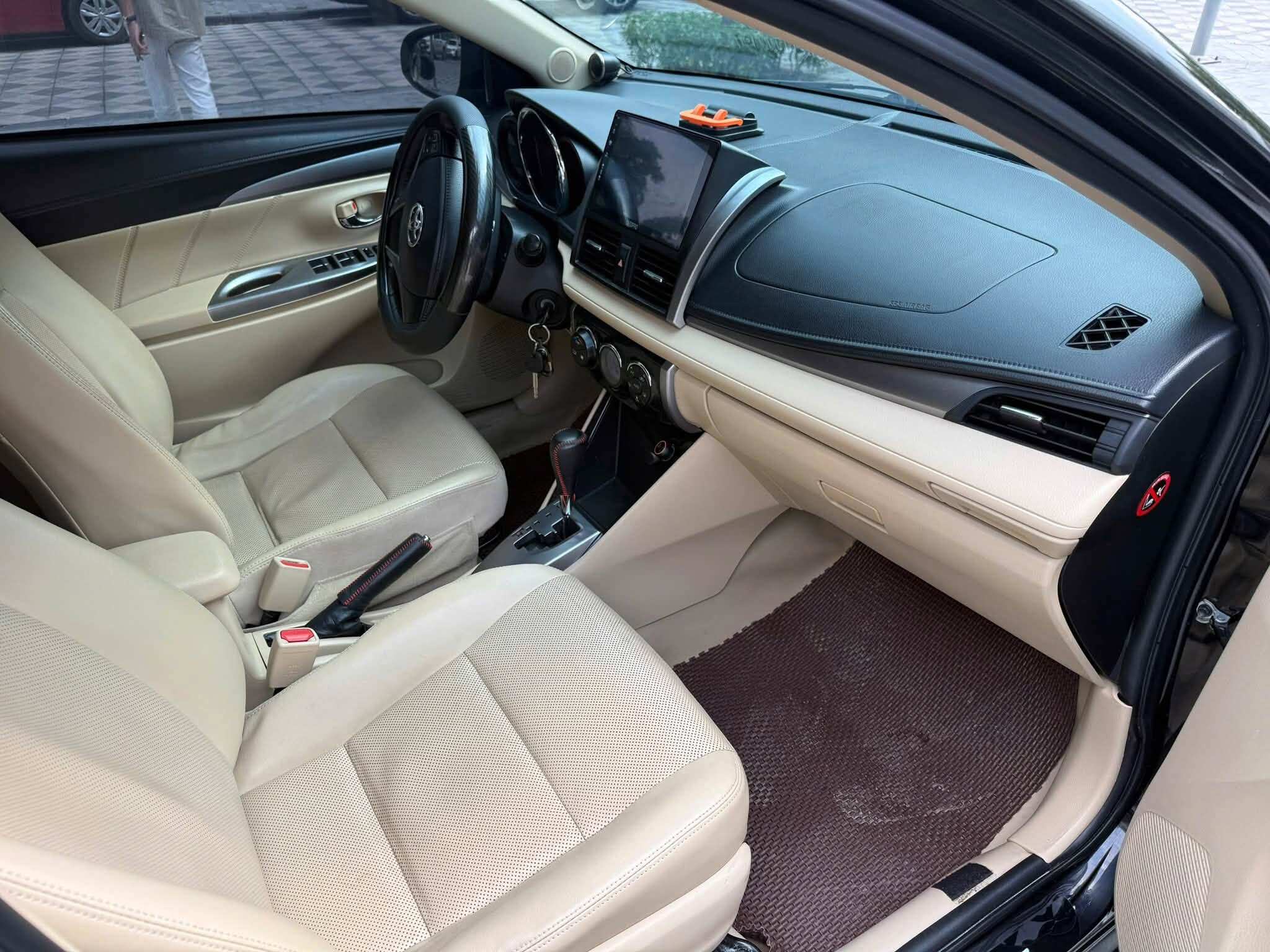 Toyota Vios có vô-lăng trợ lực, tầm quan sát tương đối thuận lợi và cách điều khiển không quá phức tạp.
