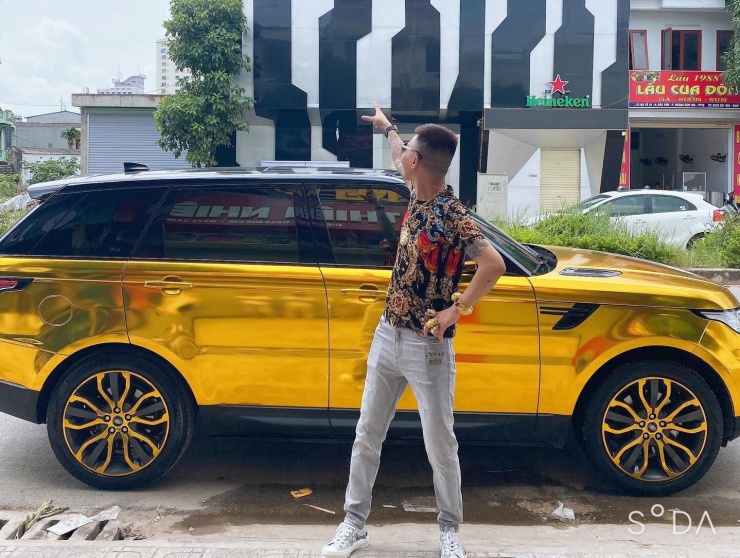 Range Rover mạ vàng: Hình ảnh gắn liền với Huấn Hoa Hồng nhiều năm. Ảnh: FBNV