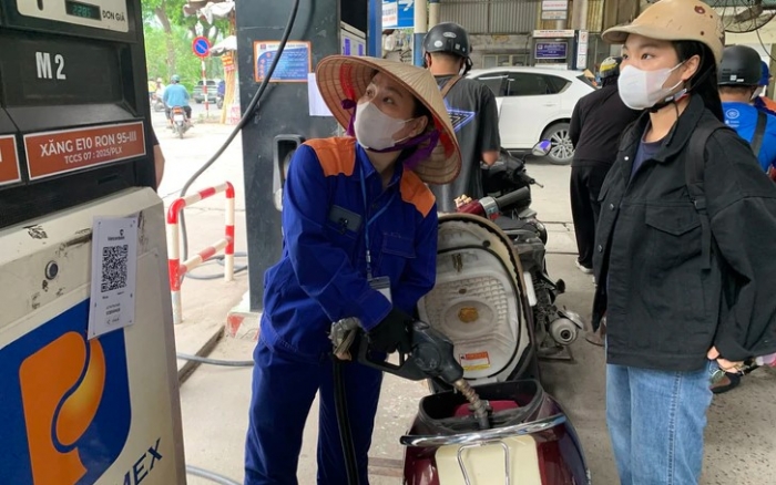 Giá xăng dầu chiều nay 31/10: Xăng E5 RON 92 neo ở mức rẻ, E10 RON 95 còn gần đáy hơn, giá đầy bình các mẫu xe ga 125cc ảnh 1