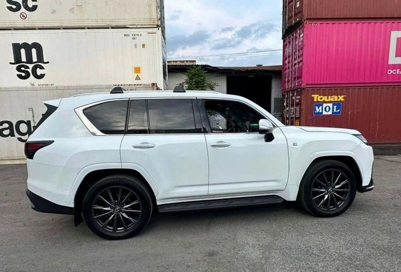 So với LX 600 đang mở bán trong nước, LX 700h F Sport không thay đổi nhiều về kiểu dáng tổng thể.