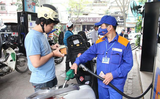 Giá xăng dầu chiều nay 31/7: Xăng E10 giảm gần 9.000 đồng/lít, RON 92 sắp xuống đáy mới rất rẻ, bảng giá đầy bình xe số ảnh 1