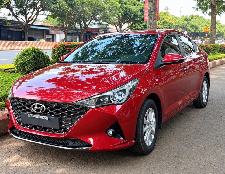 Ảnh thực tế một chiếc Hyundai Accent màu đỏ được rao bán chỉ 345 triệu đồng.