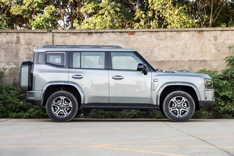 SUV địa hình dài hơn 4,8 mét, công suất 782 mã lực, giá từ 540 triệu đồng - Hình 3