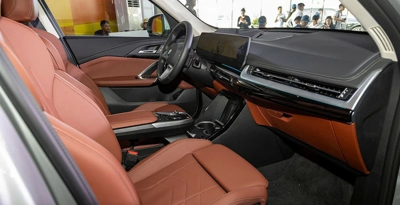 Nếu ngoại hình thiên về sự vuông vức thì cabin lại cho thấy rõ cách BMW X1 chuyển sang thế hệ công nghệ mới.