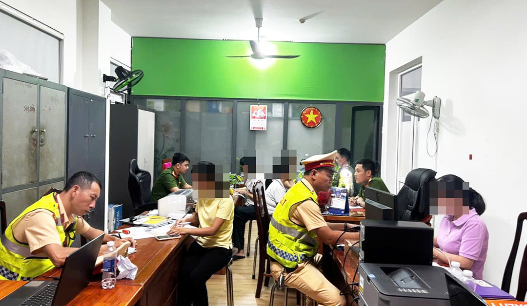 Cơ quan Công an mời 6 người phụ nữ đến làm việc, tuyên truyền và xử phạt vi phạm dể cảnh cáo