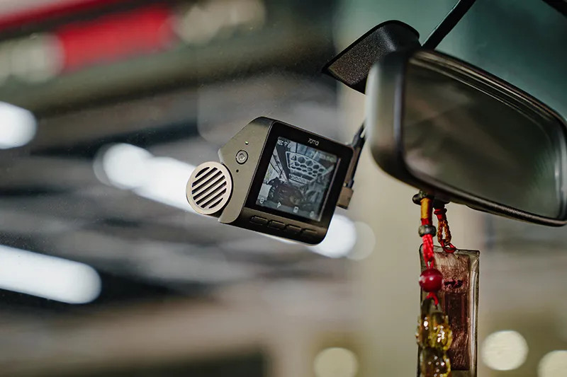 Camera chính 70mai A800SE đặt gần gương chiếu hậu trong xe