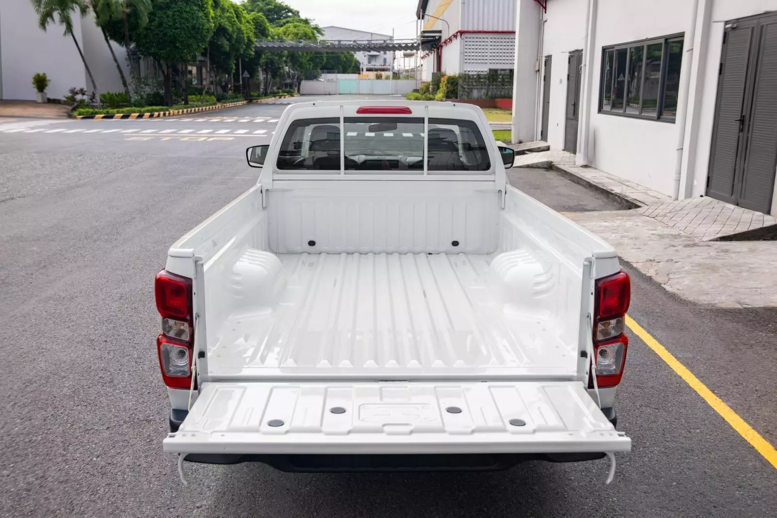 Isuzu D-Max D-Cargo 1000 - bán tải chở hàng chuyên dụng mở bán tại Việt Nam, giá từ 492 triệu đồng - Ảnh 3.