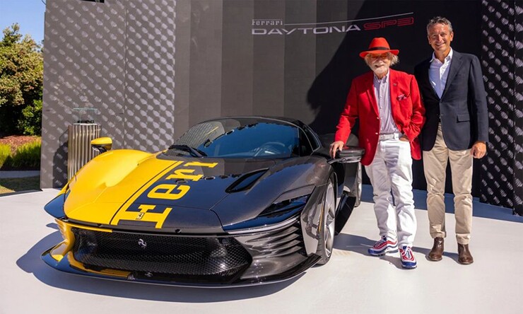Ông Wertheim chụp ảnh kỷ niệm cùng Phó chủ tịch cấp cao của Ferrari - Enrico Galliera, khi nhận bàn giao chiếc Ferrari Daytona SP3 Tailor Made vào năm 2025.