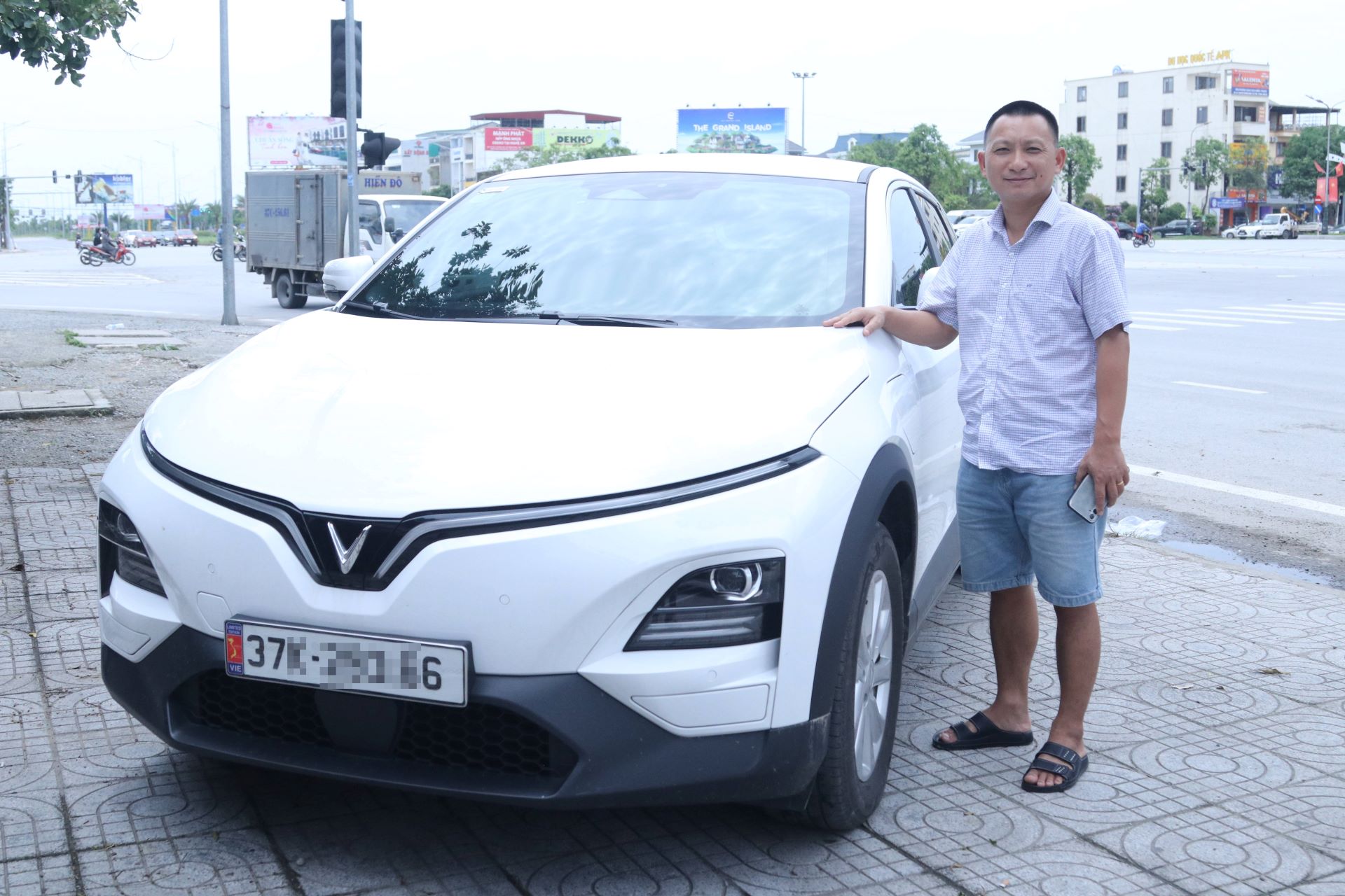 Chủ xe VF 6: Ban đầu mua tặng vợ nhưng lái vài hôm tôi quyết định... giữ lại cho mình