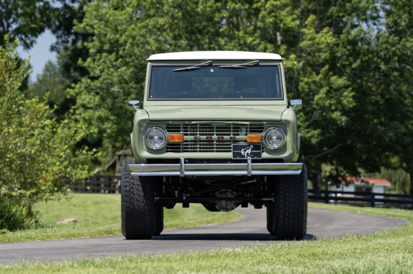 Ford Bronco 1969 phục chế hiện đại với động cơ V8 5.0L, nâng cấp toàn diện - Hình 2
