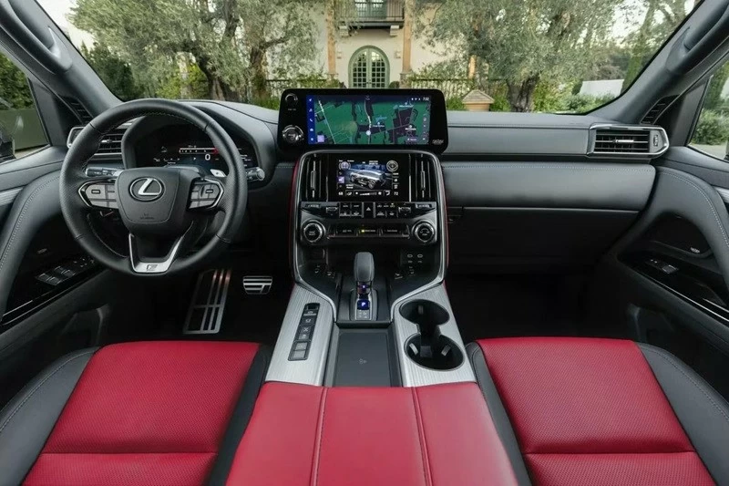 Khu vực điều khiển trung tâm của LX 700h được thiết kế lại với cần số điện tử thay cho loại cơ học trên LX 600.