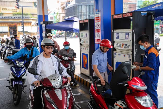 Giá xăng dầu hôm nay 4/8: Xăng RON 92 sắp xuống mức cực rẻ, E10 giảm 3.000 đồng là 'thủng đáy', giá lăn bánh Honda City ảnh 1