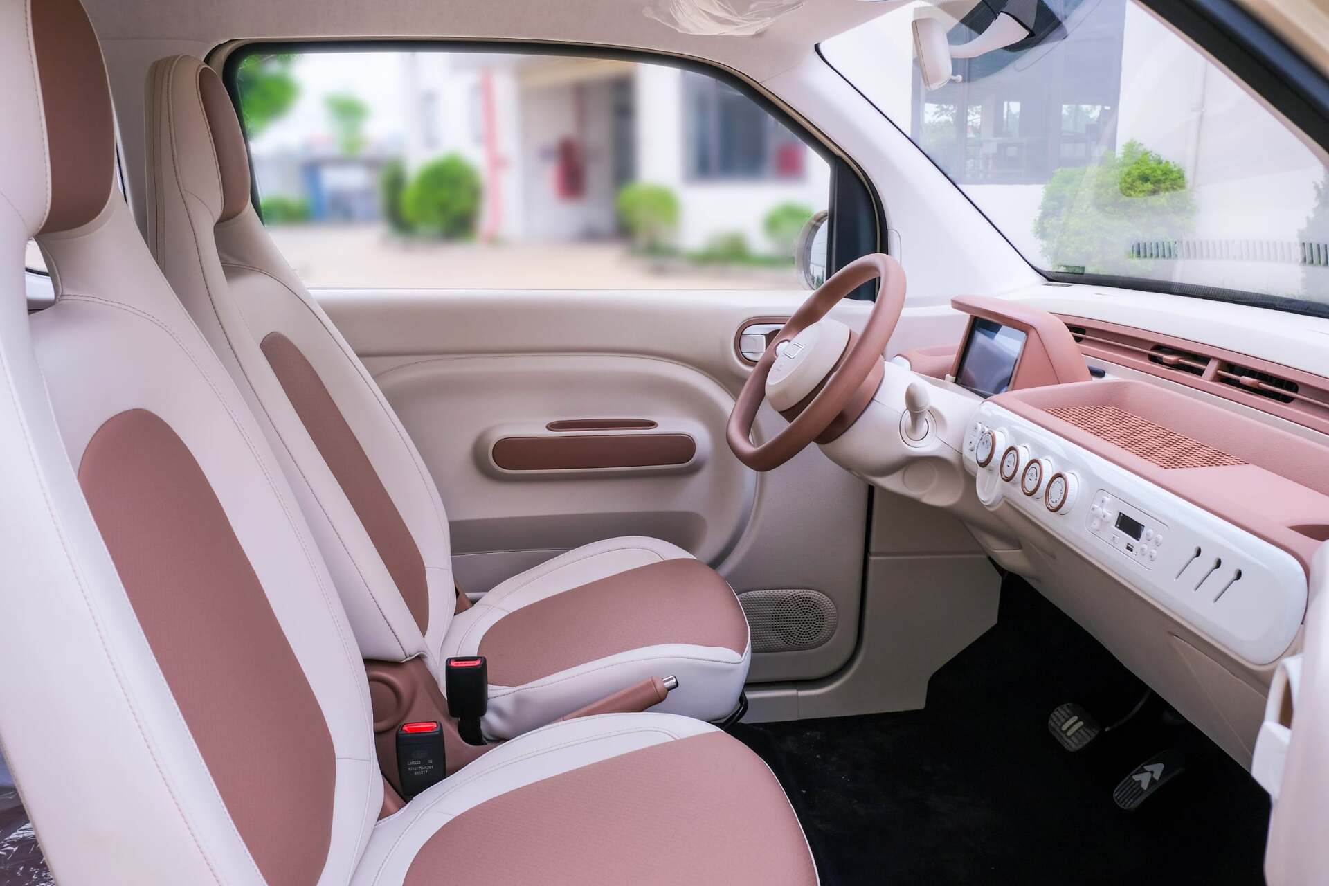 Khoang lái duy trì phong cách hiện đại, tích hợp màn hình LCD 7-inch và các tiện nghi cơ bản (Ảnh: Fawcar Việt Nam)