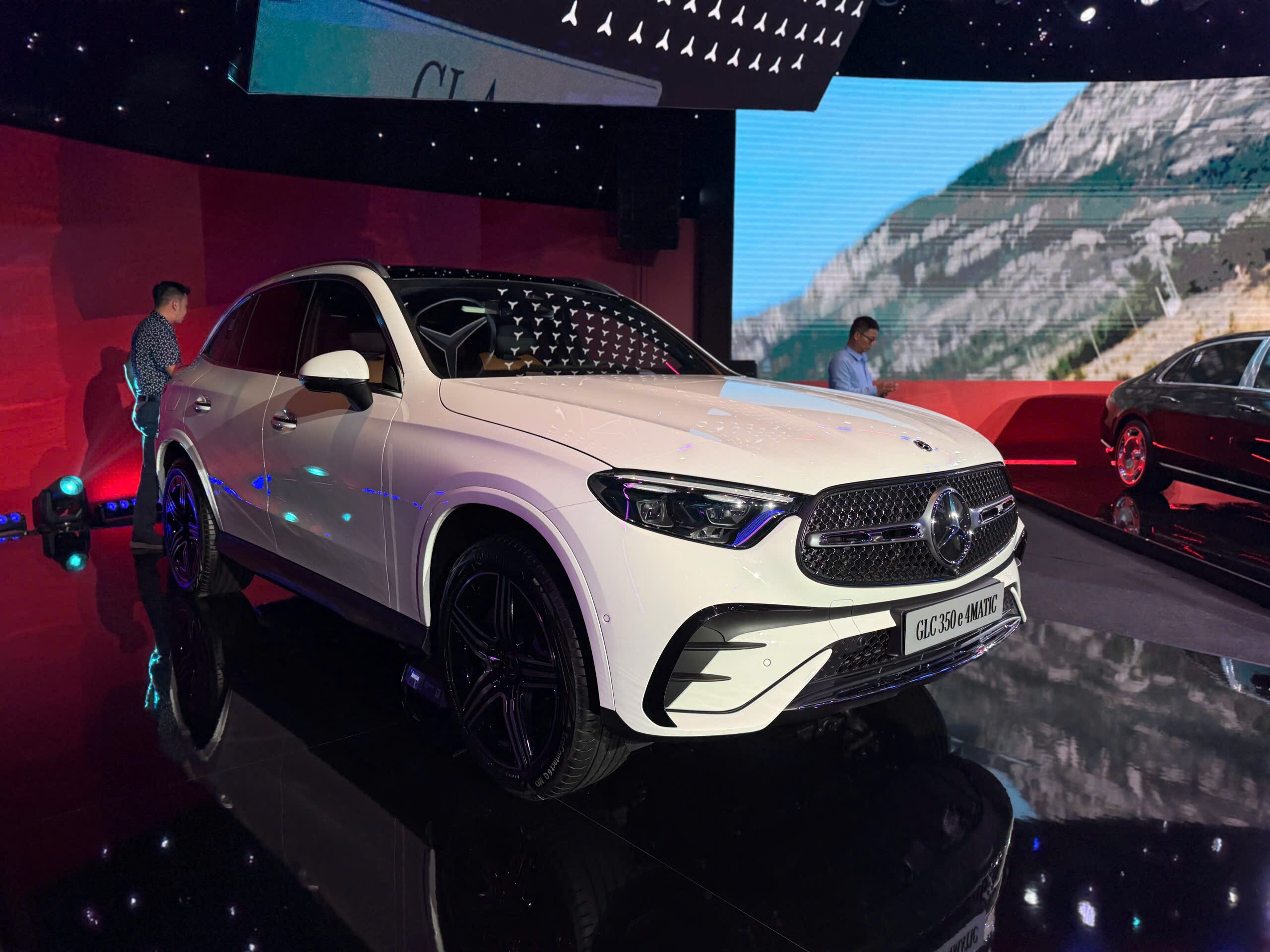 Mercedes-Benz GLC 350 e 4MATIC tại thị trường Việt Nam với mức giá niêm yết 2,999 tỷ đồng.
