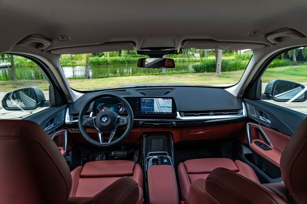 Khoang lái BMW X1 với màn hình liền mạch