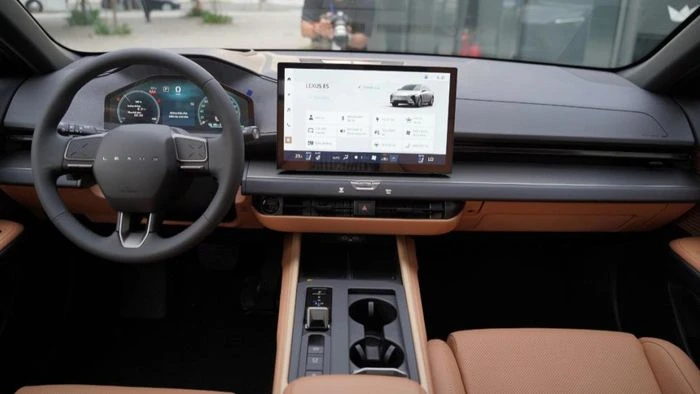 Lexus ES 2026 chỉ còn hai phiên bản hybrid và thuần điện tại Việt Nam - Hình 4