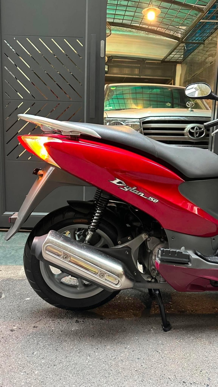 Dylan 150 sử dụng động cơ 4 thì, 1 xi-lanh, làm mát bằng dung dịch, dung tích thực 153cc.