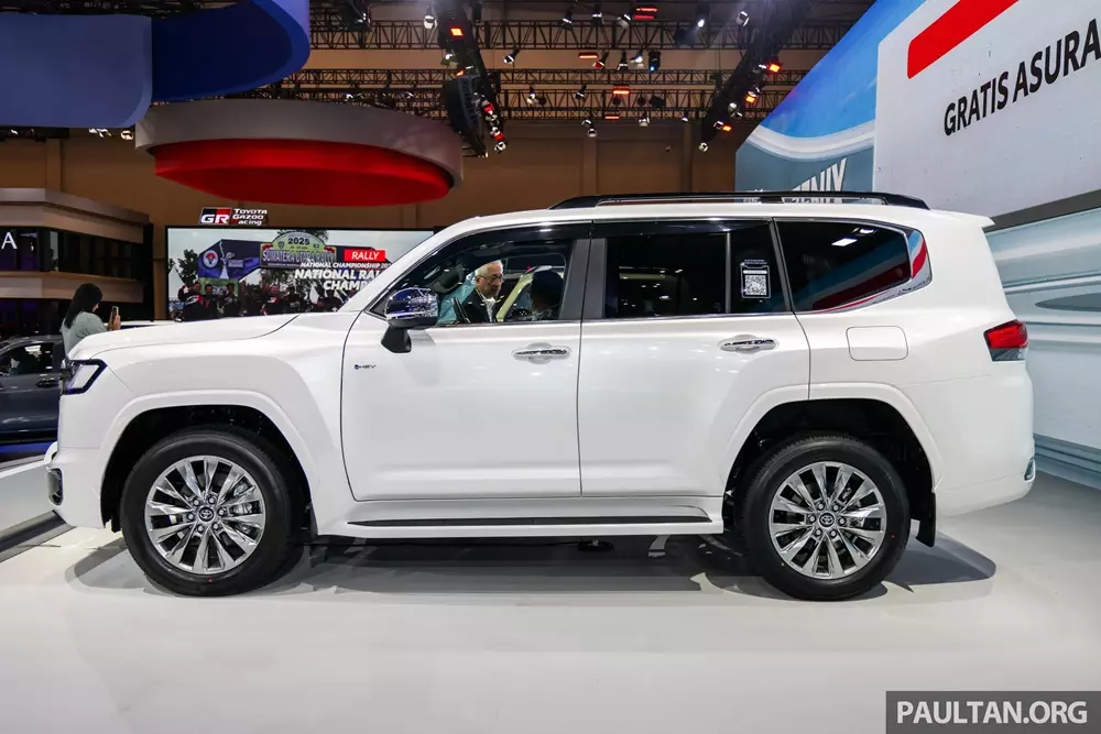 Toyota Land Cruiser Hybrid 2026 phiên bản VX-R dùng mâm đa chấu màu bạc