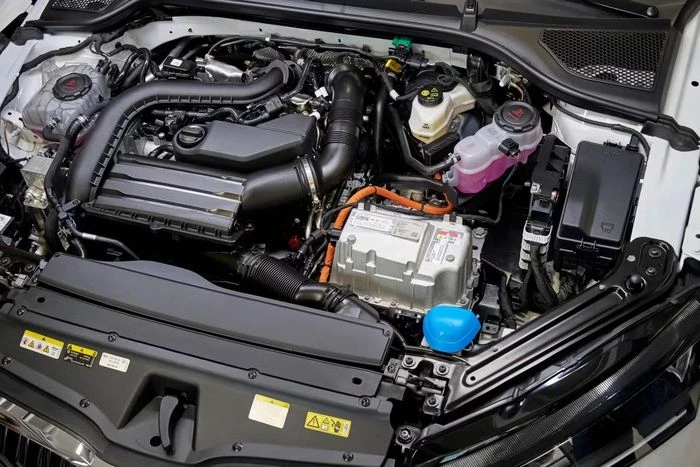 Mẫu xe hybrid toàn phần đầu tiên của Skoda lộ diện - Hình 2