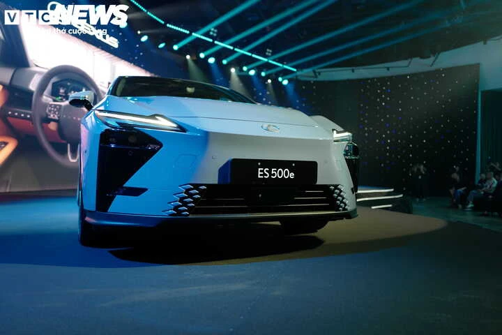 Cận cảnh Lexus ES thế hệ mới tại Việt Nam, giá từ 2,34 tỷ đồng - Hình 2