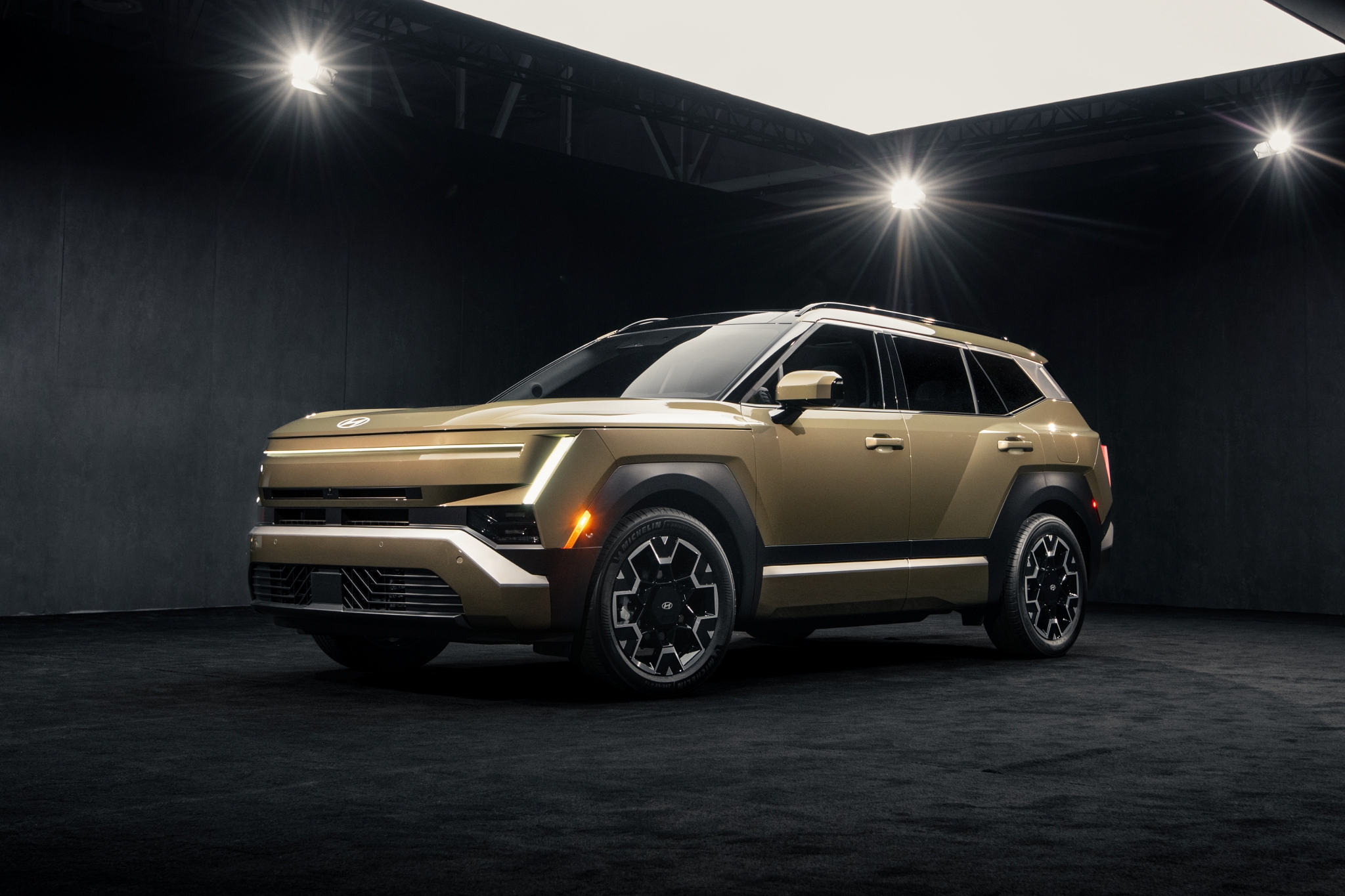 Đầu xe Tucson được kéo dài nhằm bảo vệ người đi bộ lẫn người ngồi trong xe tốt hơn nếu gặp va chạm (Ảnh: Hyundai).