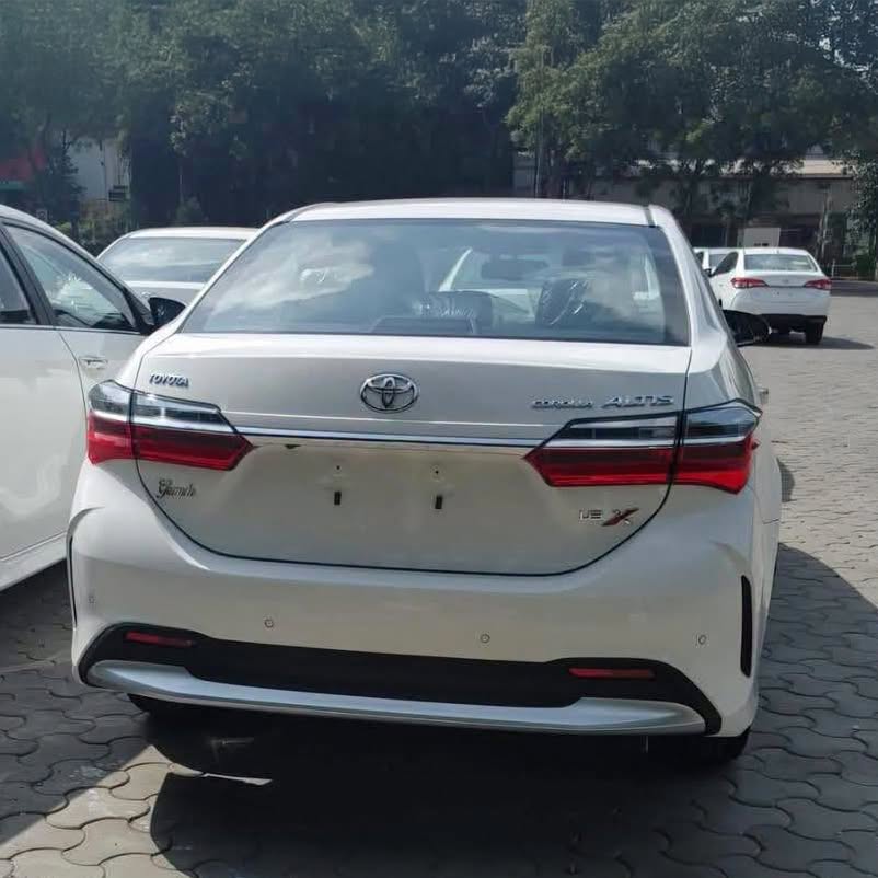 Toyota Corolla 2.jpg
