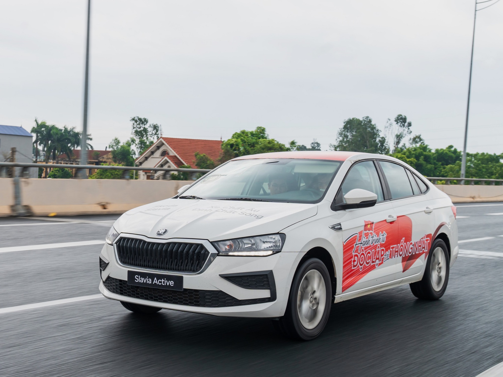 Skoda Slavia sở hữu thiết kế sedan thanh lịch, không gian rộng rãi và sử dụng chung nền tảng MQB-A0 IN với Kushaq.