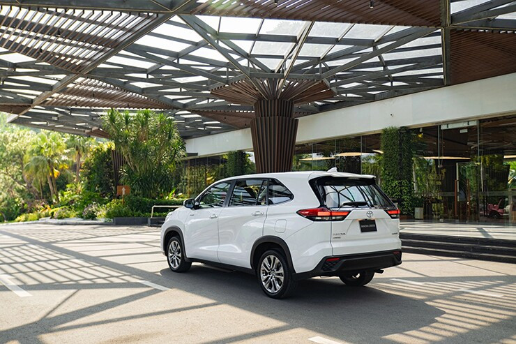 Đuôi xe Toyota Innova Cross với cụm đèn hậu LED nằm ngang