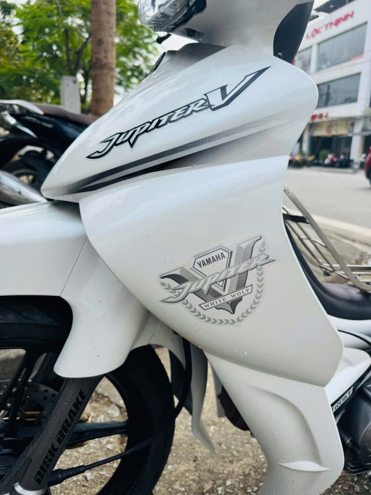 Yamaha Jupiter V phiên bản kỷ niệm biển VIP, độ loạt đồ hiệu giá 150 triệu đồng - 4