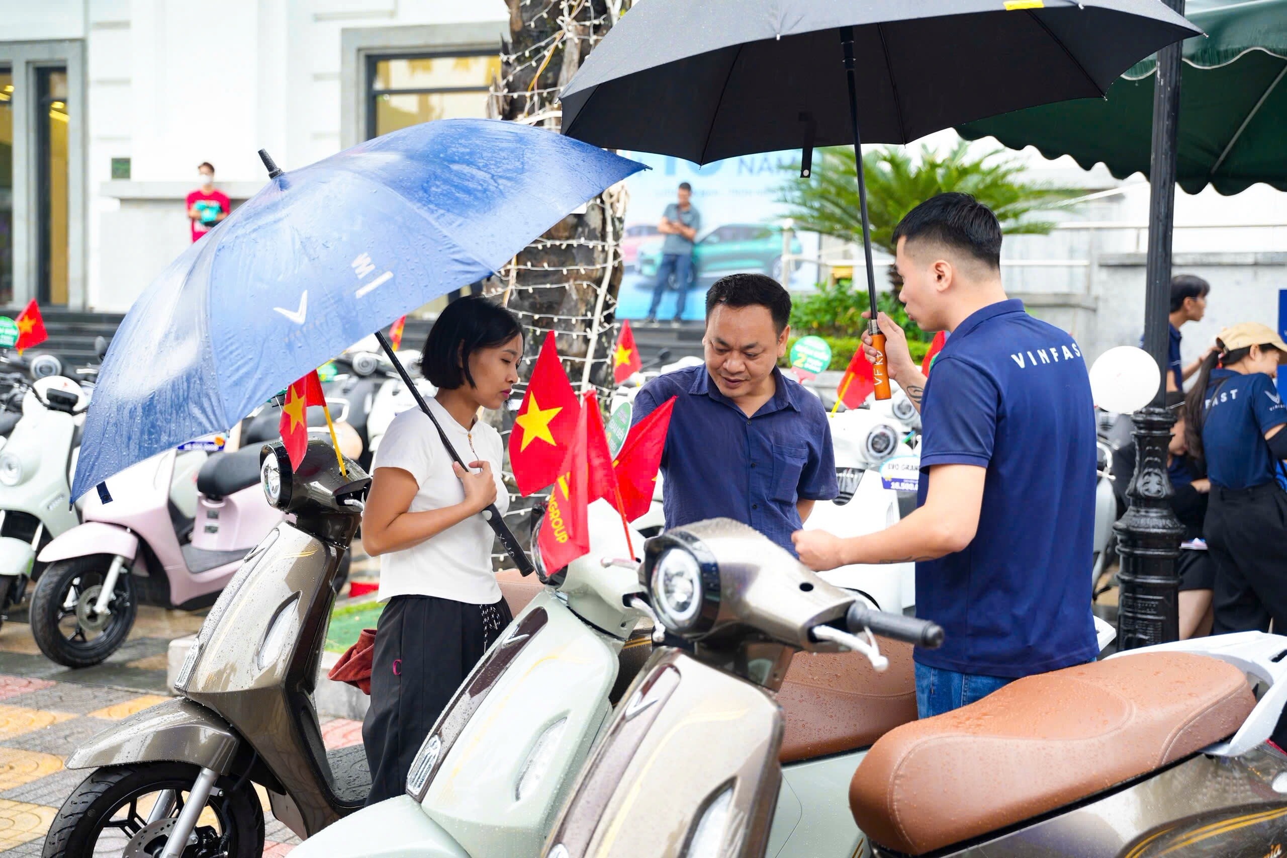 VinFast tổ chức chuỗi “Thu xăng đổi điện” tại 34 trung tâm thương mại Vincom, hỗ trợ đến 6 triệu đồng khi lên đời xe máy điện - 2