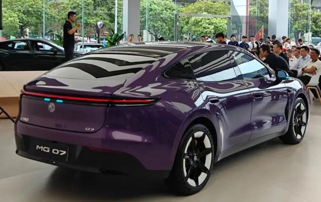 Xe sở hữu kích thước dài x rộng x cao lần lượt là 4.886 x 1.900 x 1.478 mm.