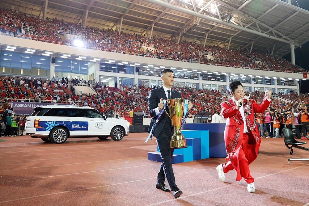 Cựu danh thủ Lê Công Vinh và chiếc cúp vô địch ASEAN Hyundai Cup