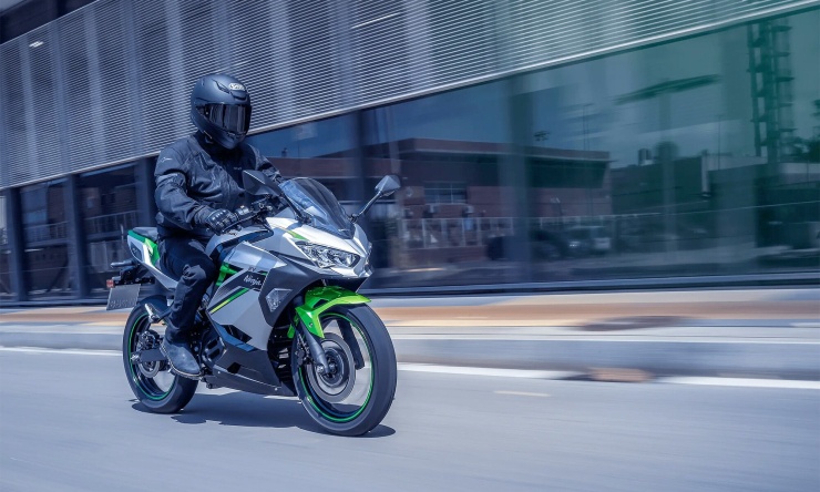Xe trang bị môtơ điện công suất 7 mã lực, và tăng lên 12 mã lực khi kích hoạt chế độ e-boost trong 15 giây.