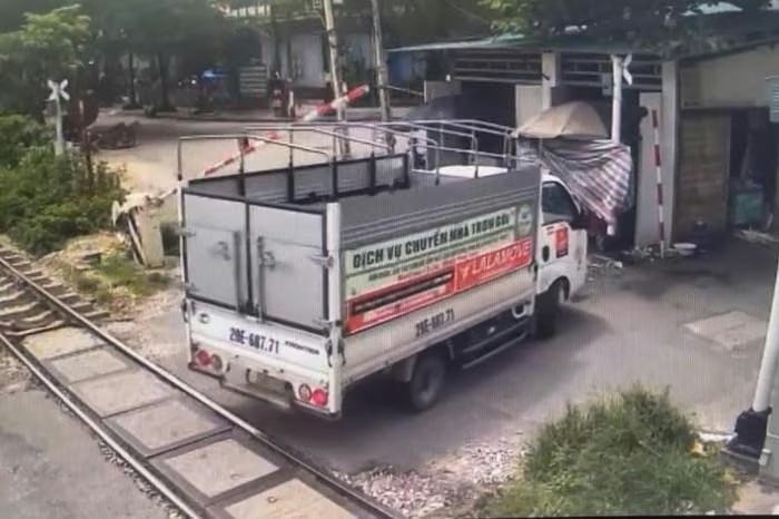 Xe tải lùi tại đường ngang làm hỏng cần chắn. (Ảnh: Công an TP Hà Nội)