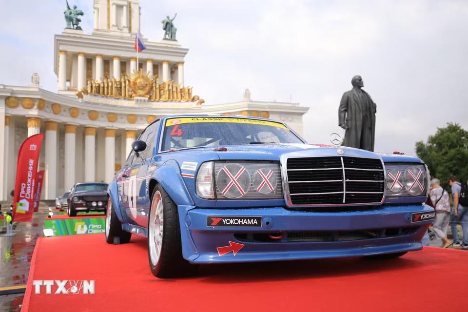 Festival ProDvizhenie-2026 giới thiệu hàng trăm mẫu xe cổ huyền thoại của ngành công nghiệp ôtô Nga và quốc tế, thu hút đông đảo người dân và du khách tham dự. (Ảnh: Văn Hiếu/TTXVN)