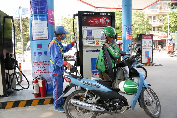 Giá xăng dầu hôm nay 27/10: Dầu ‘rẻ như rau’, E10 RON 95 và E5 RON 92 liên tục giảm ‘cắm đầu’, giá đầy bình ô tô Mazda ảnh 1