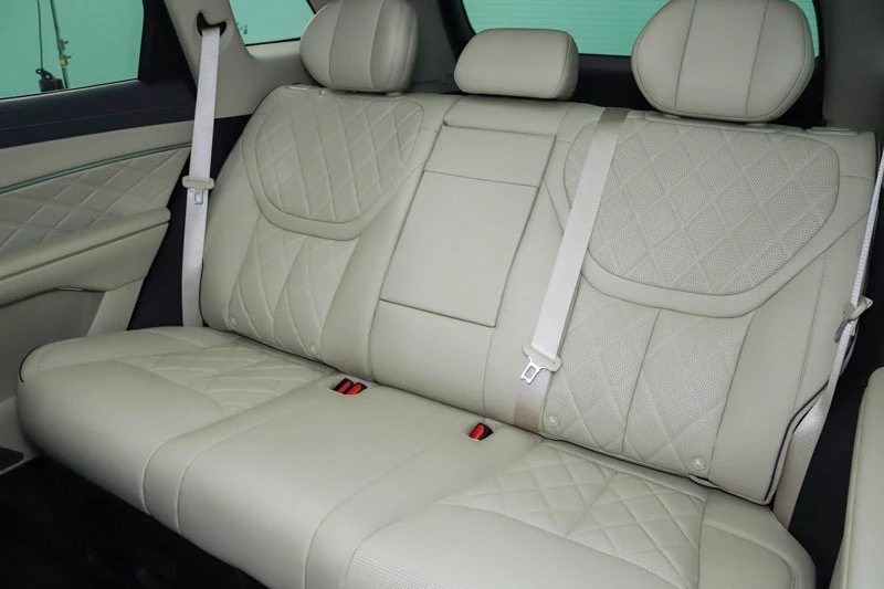 SUV dài hơn 5 mét, công suất 402 mã lực, giá gần 900 triệu đồng - Hình 7