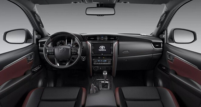 Không gian khoang lái Toyota Fortuner 2026
