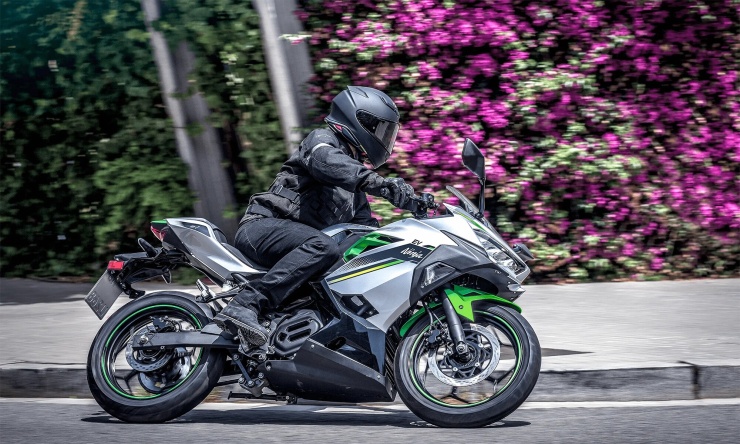 Ninja e-1 2027 lắp hai pin có thể thao rời, phạm vi hoạt động 66 km mỗi lần sạc đầy.