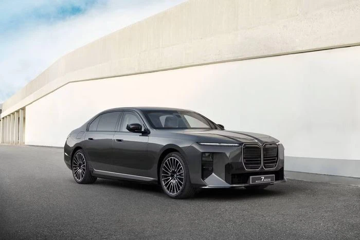 Hé lộ BMW 7 Series phiên bản chống đạn mới - Hình 3