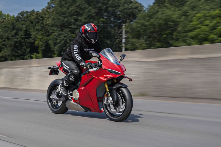 Vấn đề lớn của Ducati Panigale V4 R không là sức mạnh mà nằm ở tư thế lái không phù hợp cho đi đường dài. Ảnh: Chaseon Two Wheels