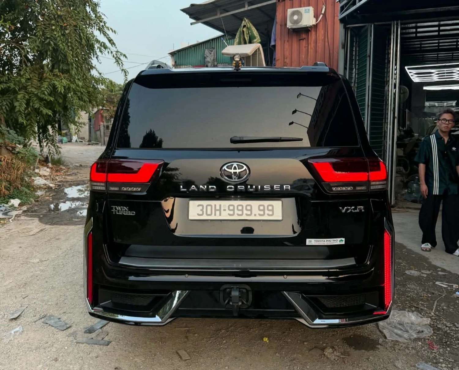 Toyota Land Cruiser 300 cũ biển ngũ quý 9 lột xác với bodykit đời 2026 - Hình 4