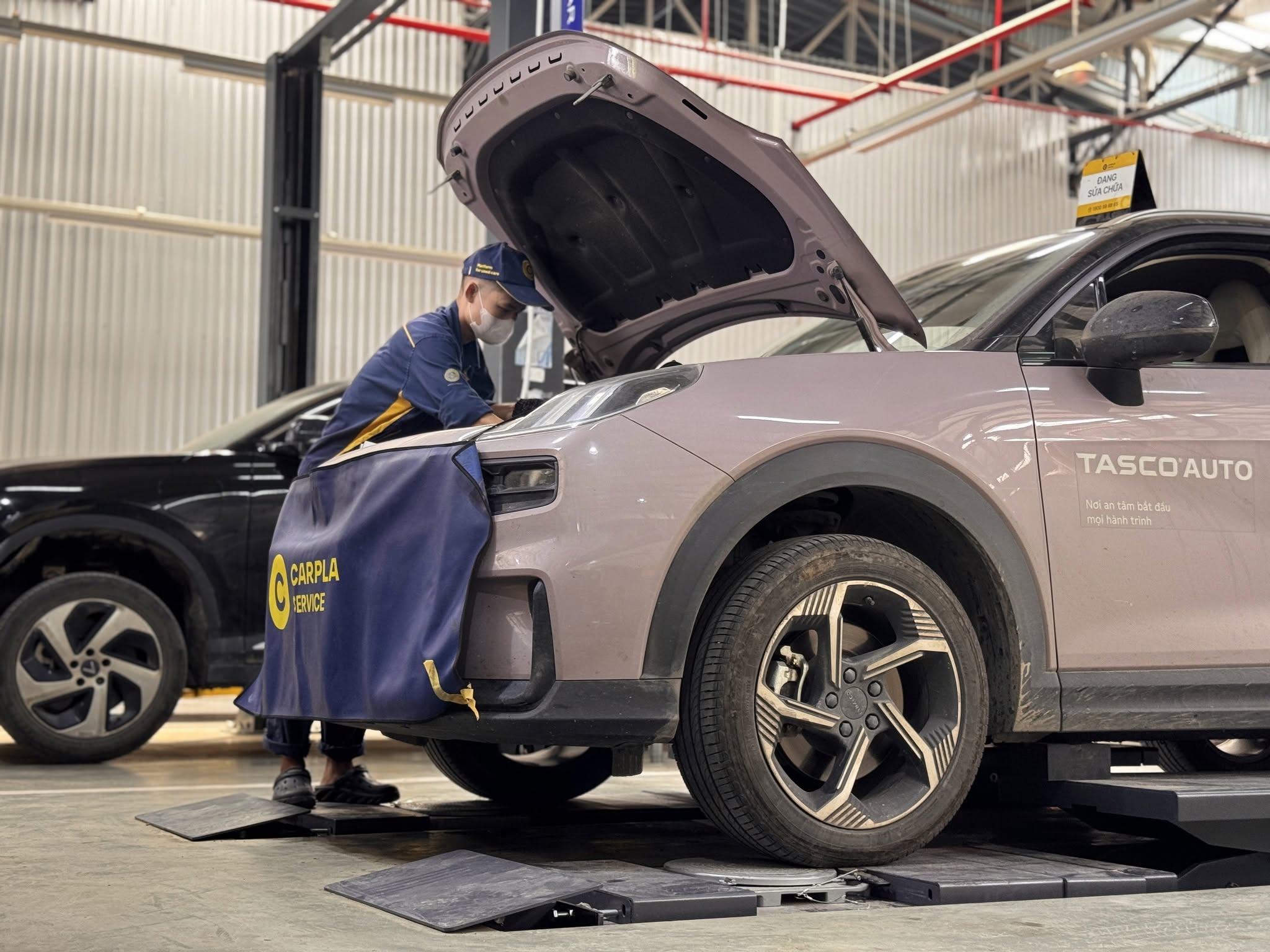 Kỹ thuật viên Carpla Service thực hiện kiểm tra, bảo dưỡng Lynk & Co 06.